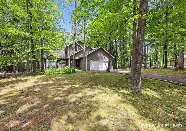 Photo 4 of Single family home for sale at 10288 Hathaway Dr, Greenville, MI 48838 | MLS# 65026032138 | Listing updated on 2026-10-02
