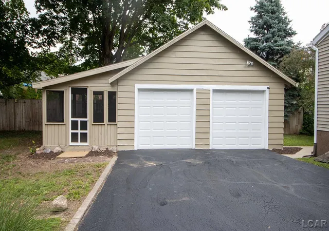 Photo 4 of Single family home for sale at 176 S Scott St, Adrian, MI 49221 | MLS# 56050212921 | Listing updated on 2026-09-29