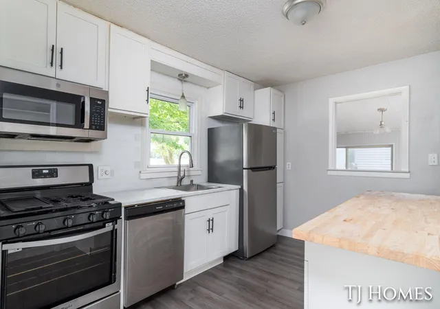 Photo 3 of Single family home for sale at 1030 Calvin Ave, Muskegon, MI 49442 | MLS# 65026032177 | Listing updated on 2026-07-15