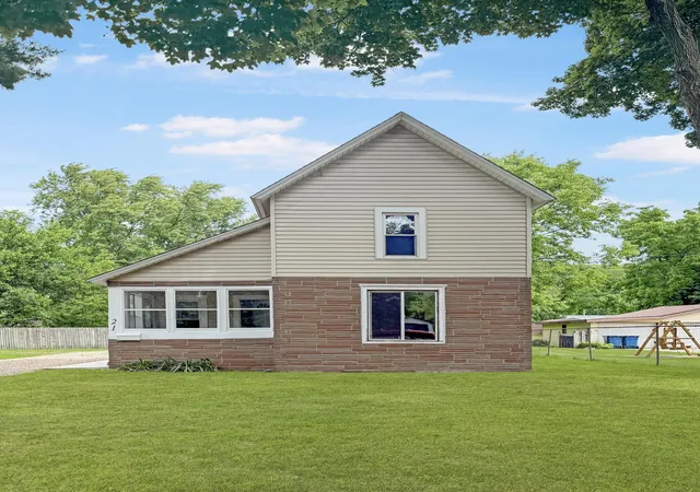 Photo 1 of Single family home for sale at 21 E Willard Ave, Battle Creek, MI 49037 | MLS# 64026032176 | Listing updated on 2026-09-01