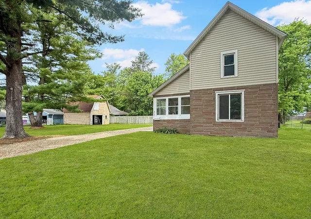Photo 2 of Single family home for sale at 21 E Willard Ave, Battle Creek, MI 49037 | MLS# 64026032176 | Listing updated on 2026-09-01