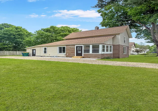 Photo 3 of Single family home for sale at 21 E Willard Ave, Battle Creek, MI 49037 | MLS# 64026032176 | Listing updated on 2026-09-01
