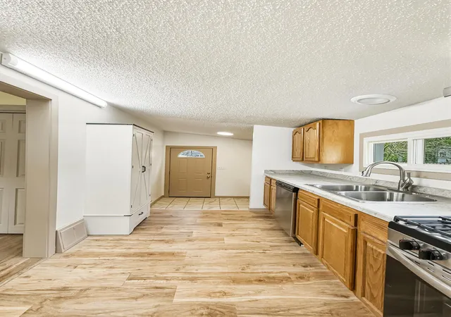 Photo 4 of Single family home for sale at 21 E Willard Ave, Battle Creek, MI 49037 | MLS# 64026032176 | Listing updated on 2026-09-01