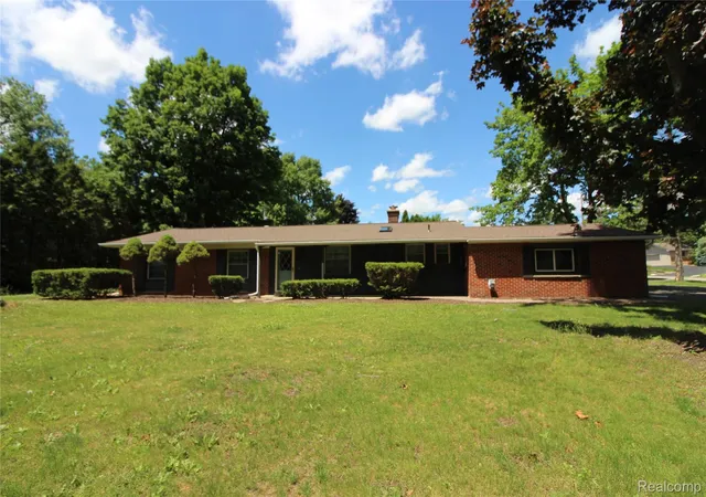 Single family home for sale at 1239 Ashover Dr, Bloomfield Hills, MI 48304 | MLS# 20261048676 | Listing updated on 2026-07-31