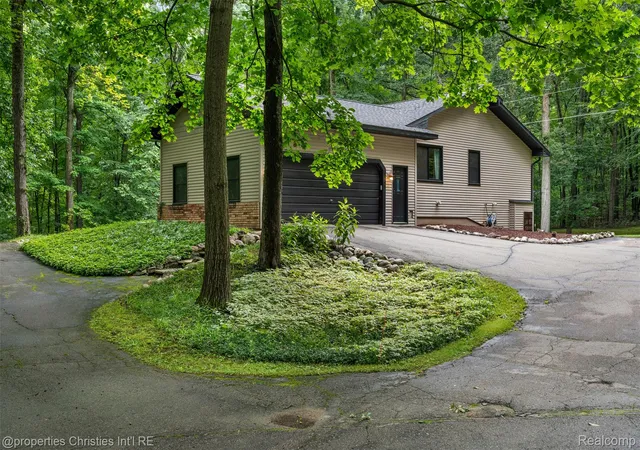 Photo 4 of Single family home for sale at 1625 Perry Lake Rd, Ortonville, MI 48462 | MLS# 20261048683 | Listing updated on 2026-09-29