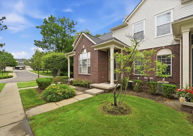 Listing Photo 3 - Condo for sale in building located at 18101 Adri Cir, Walled Lake, MI 48390