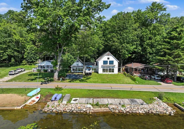 Photo 3 of Single family home for sale at 50756 Garrett Rd, Dowagiac, MI 49047 | MLS# 69026032251 | Listing updated on 2026-09-01