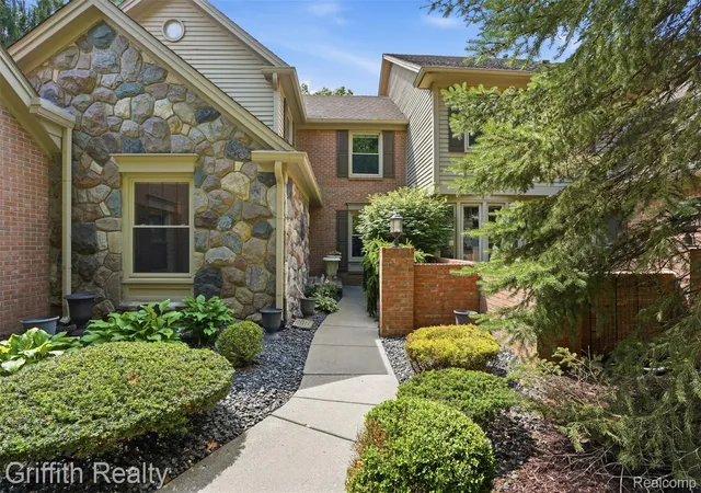Listing Photo 2 - Condo for sale in building located at 4603 Golf Vw Dr, Brighton, MI 48116