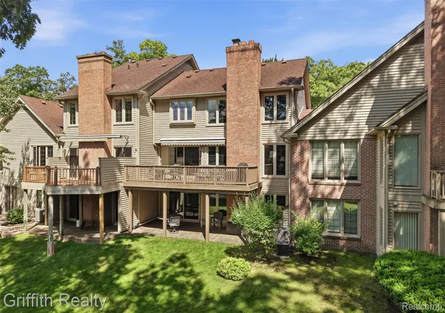 Listing Photo 3 - Condo for sale in building located at 4603 Golf Vw Dr, Brighton, MI 48116