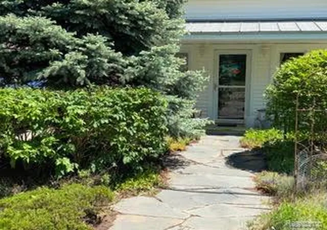 4th image of 4682 Rockcroft Blvd, Clarkston, MI 48346 | MLS# 20261048744