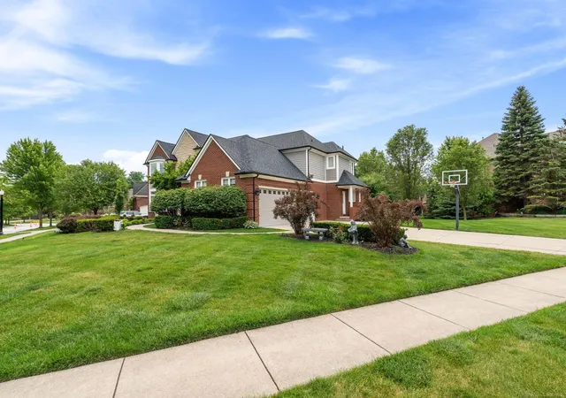 Photo 5 of Single family home for sale at 2250 Hawthorne Dr, Shelby Township, MI 48316 | MLS# 58050212991 | Listing updated on 2026-08-03