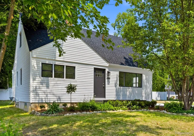 Photo 3 of Single family home for sale at 4166 Grayton Dr, Waterford, MI 48328 | MLS# 20261048780 | Listing updated on 2026-09-01