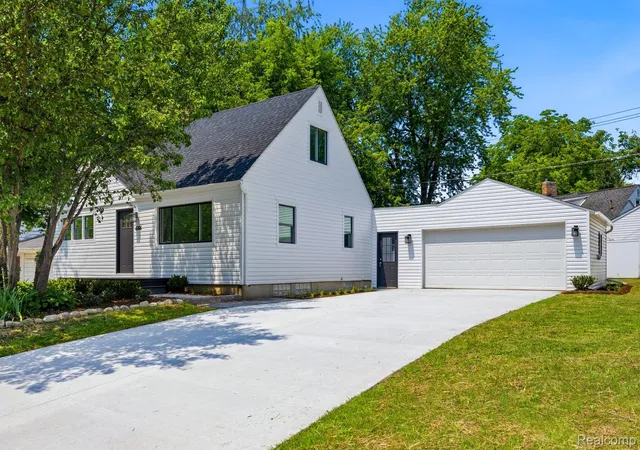 Photo 3 of Single family home for sale at 4166 Grayton Dr, Waterford, MI 48328 | MLS# 20261048780 | Listing updated on 2026-09-01