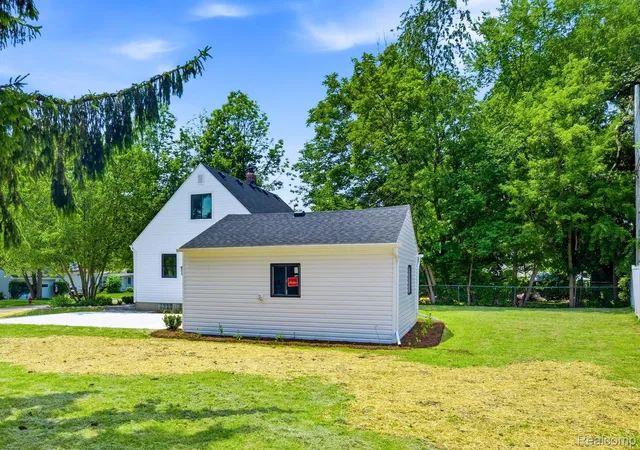 Photo 4 of Single family home for sale at 4166 Grayton Dr, Waterford, MI 48328 | MLS# 20261048780 | Listing updated on 2026-09-01