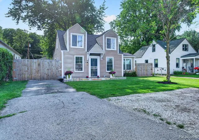 Photo 3 of Single family home for sale at 7715 Beech Daly Rd, Taylor, MI 48180 | MLS# 20261048779 | Listing updated on 2026-07-12