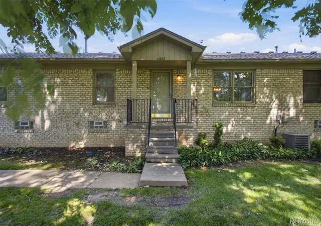 Listing Photo 1 - Condo for sale in building located at 41837 King Edward Ct, Clinton Township, MI 48038
