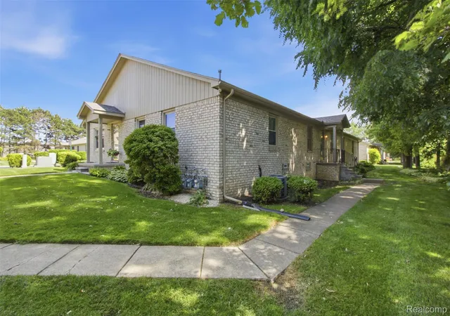 Listing Photo 3 - Condo for sale in building located at 41837 King Edward Ct, Clinton Township, MI 48038