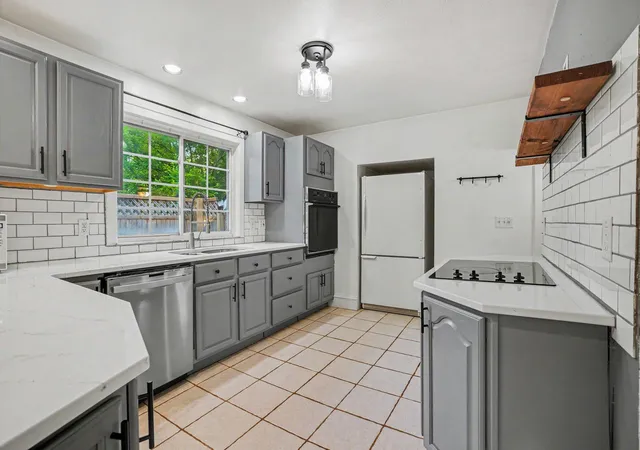 Photo 3 of Single family home for sale at 220 E James St, Lawrence, MI 49064 | MLS# 69026032365 | Listing updated on 2026-08-03