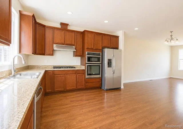 Listing Photo 4 - Condo for sale in building located at 2940 Glenbar Cir, Rochester, MI 48307