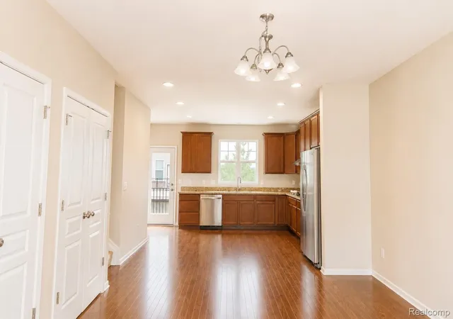 Listing Photo 5 - Condo for sale in building located at 2940 Glenbar Cir, Rochester, MI 48307
