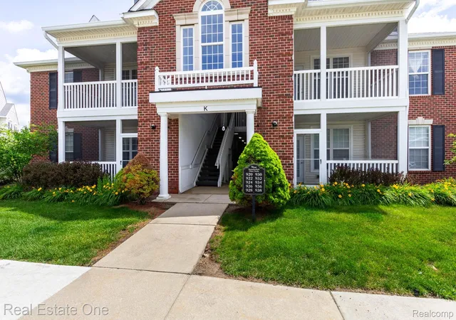 1st image of 934 W Summerfield Glen Cir, Ann Arbor, MI 48103 | MLS# 20261048845