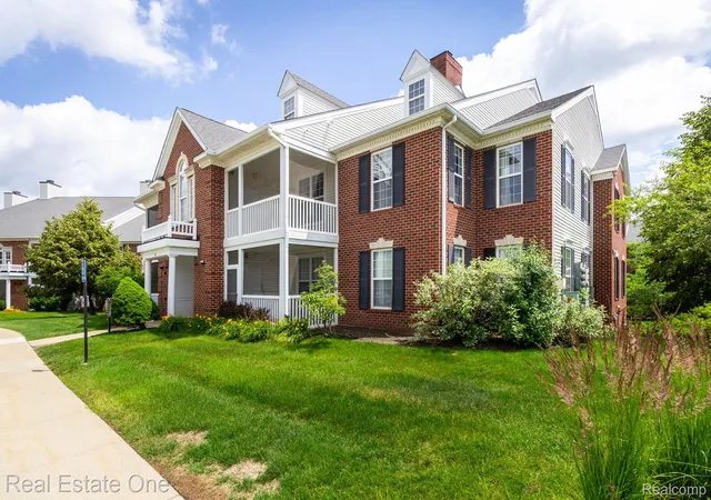 2nd image of 934 W Summerfield Glen Cir, Ann Arbor, MI 48103 | MLS# 20261048845