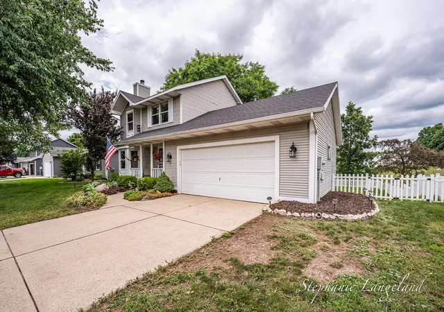 Photo 3 of Single family home for sale at 1511 Springbrook Dr, Jenison, MI 49428 | MLS# 65026032397 | Listing updated on 2026-09-16
