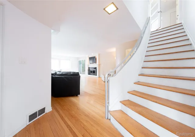3rd image of 622 Sunningdale Dr, Grosse Pointe Woods, MI 48236 | MLS# 20261048896