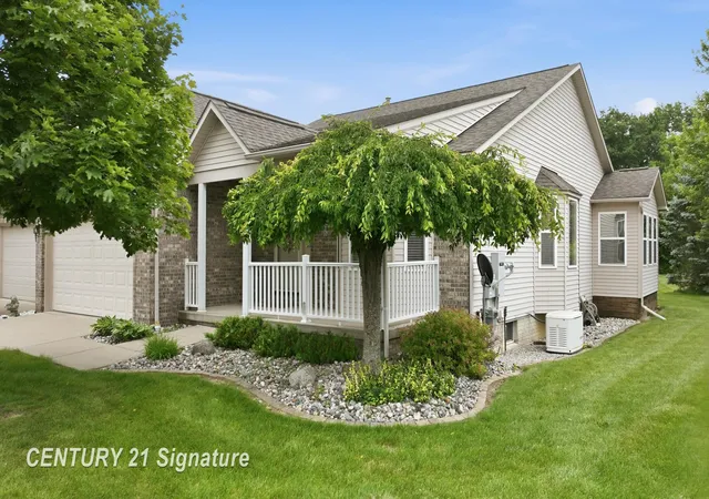 Listing Photo 2 - Condo for sale in building located at 6460 Royal Clb Dr, Flushing, MI 48433