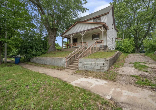 3rd image of 411 S Simons St, Cadillac, MI 49601 | MLS# 78080070365