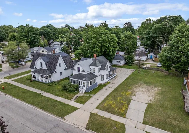 4th image of 411 S Simons St, Cadillac, MI 49601 | MLS# 78080070365