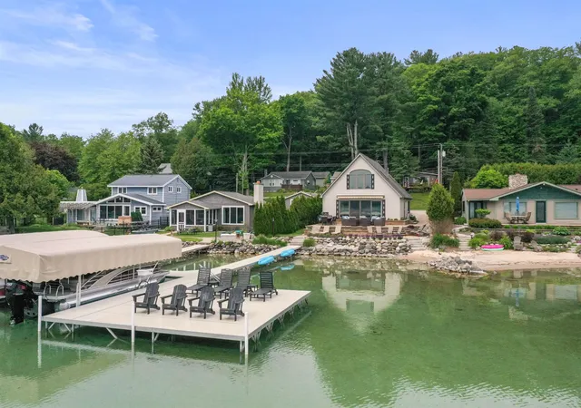 4th image of 12511 Sw Torch Lake Dr, Rapid City, MI 49676 | MLS# 78080070371
