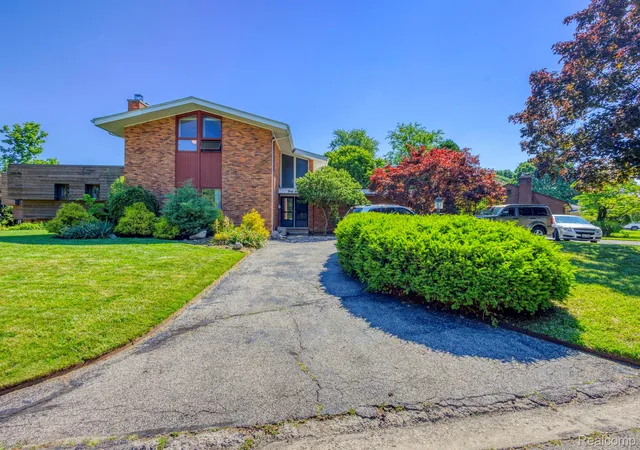 Photo 1 of Single family home for sale at 46 W Breitmeyer Pl, Mount Clemens, MI 48043 | MLS# 20261049043 | Listing updated on 2026-07-27