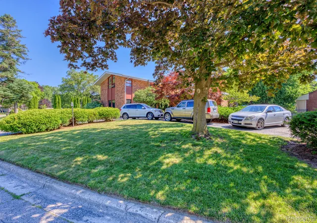 Photo 2 of Single family home for sale at 46 W Breitmeyer Pl, Mount Clemens, MI 48043 | MLS# 20261049043 | Listing updated on 2026-07-27