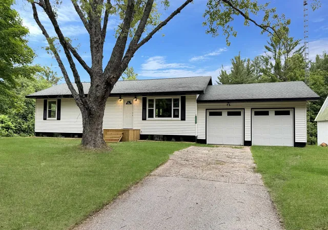 Photo 3 of Single family home for sale at 3403 E 34 Road, Cadillac, MI 49601 | MLS# 78080070378 | Listing updated on 2026-09-06