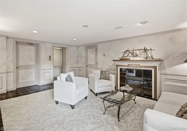 Listing Photo 4 - Condo for sale in building located at 450 Oak Ave, Birmingham, MI 48009 - Unit #203