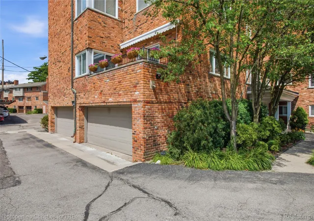 Listing Photo 2 - Condo for sale in building located at 450 Oak Ave, Birmingham, MI 48009 - Unit #203