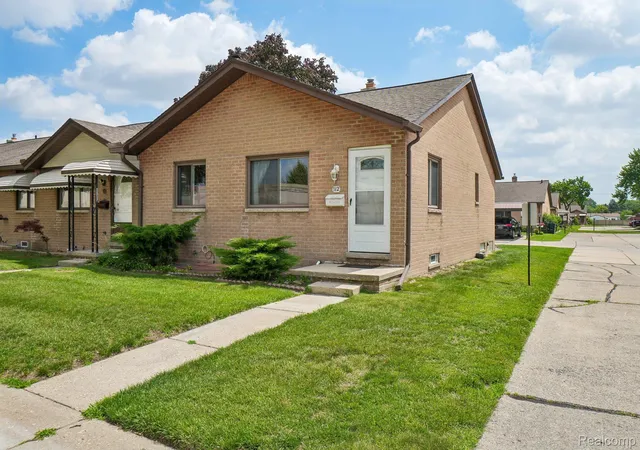 Photo 3 of Condo for sale at 8401 18 Mile Rd #112, Sterling Heights City Macomb, MI 48313 | MLS# 20261049148 | Listing updated on 2026-09-26