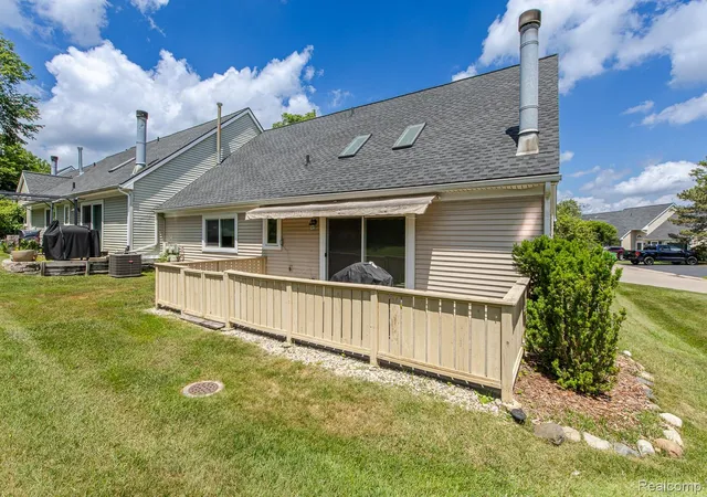 Photo 2 of Condo for sale at 1074 Sandpiper Dr, Waterford, MI 48328 | MLS# 20261049154 | Listing updated on 2026-08-27