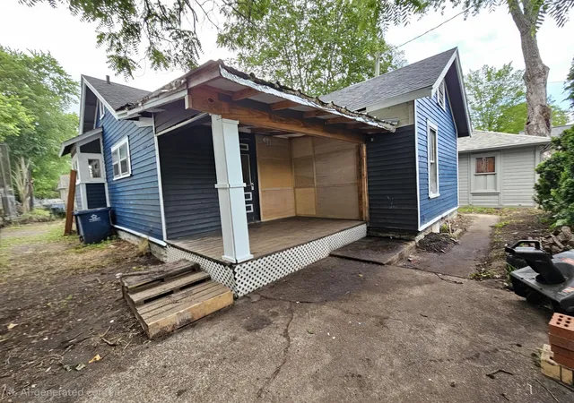 3rd image of 403 Pennsylvania Ave, Dowagiac, MI 49047 | MLS# 69026032630