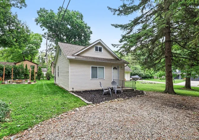 Photo 2 of Single family home for sale at 3691 Woodview Ave, West Bloomfield, MI 48324 | MLS# 20261049252 | Listing updated on 2026-09-09