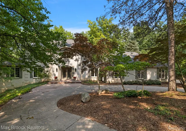 Photo 2 of Single family home for sale at 1574 Indianwood Ct, Bloomfield Hills, MI 48302 | MLS# 20261049276 | Listing updated on 2026-09-13
