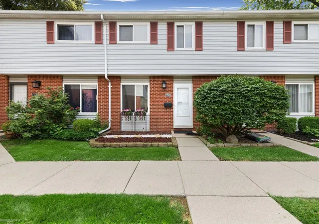 Listing Photo 1 - Condo for sale in building located at 27932 Eastwick Sq Rd, Roseville, MI 48066
