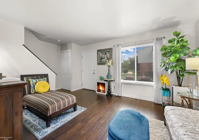 Listing Photo 3 - Condo for sale in building located at 27932 Eastwick Sq Rd, Roseville, MI 48066