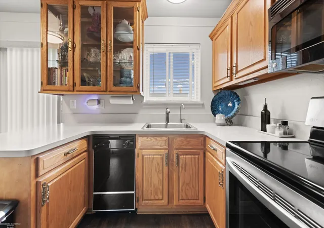 Listing Photo 5 - Condo for sale in building located at 27932 Eastwick Sq Rd, Roseville, MI 48066