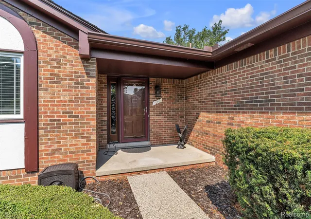Photo 1 of Sale Pending at 33 Foxboro Dr, Rochester Hills, MI 48309 | MLS# 20261049311 | Listing updated on 2026-08-01