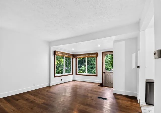 Photo 4 of Single family home for sale at 6109 Brooklyn Rd, Jackson, MI 49201 | MLS# 55026032691 | Listing updated on 2026-09-15
