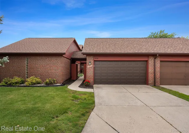 Listing Photo 2 - Condo for sale in building located at 42185 Lochmoor St, Clinton Township, MI 48038