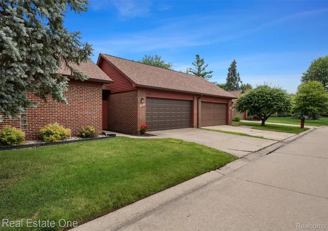 Listing Photo 3 - Condo for sale in building located at 42185 Lochmoor St, Clinton Township, MI 48038