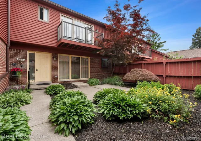 Listing Photo 4 - Condo for sale in building located at 42185 Lochmoor St, Clinton Township, MI 48038